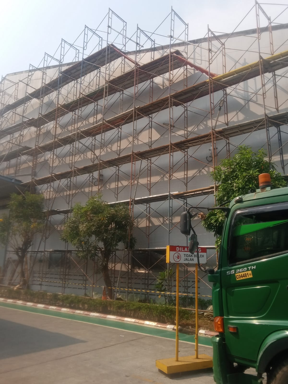 *Sewa Scaffolding yang Aman adalah Investasi Proyek Anda.* Jangan ambil risiko dengan scaffolding murah tapi keropos. Percayakan pada stok ribuan set milik kami yang terawat di gudang.